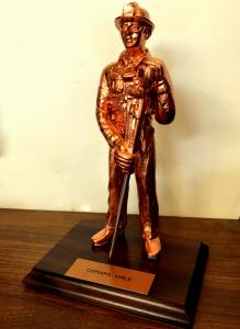 Figura Minero en base de madera con placa grabada, 25 x 15 x12  